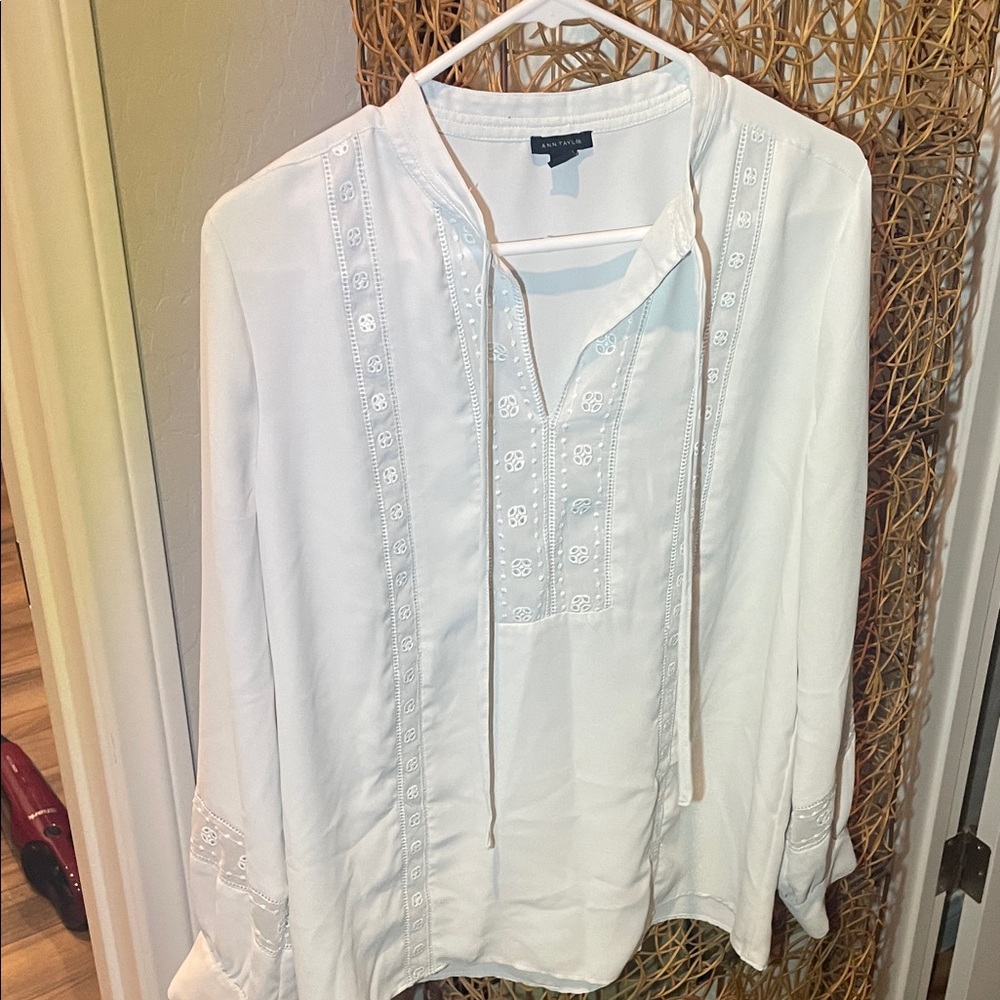 Ann Taylor White Embroidered Blouse size medium